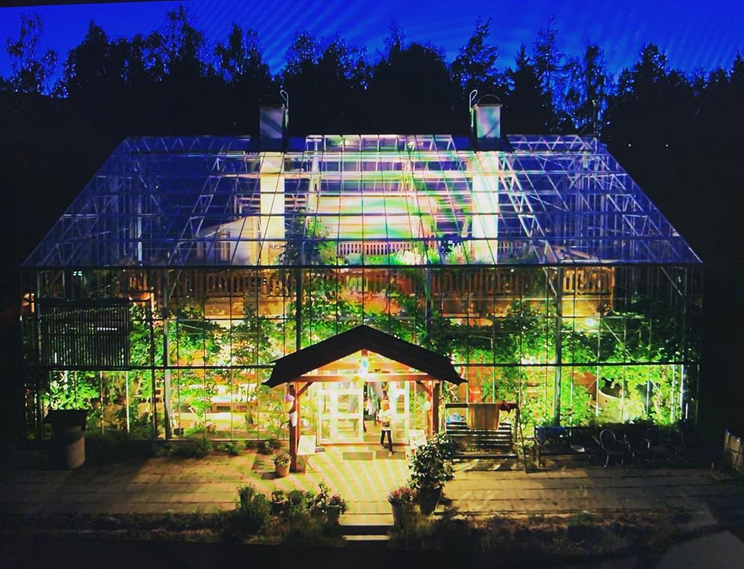 Night view of Anders Solvarm's nature house. Photo credit @chaysedacoda on Instagram, via Metro.style
